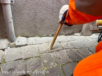 Viterbo - La posa della pietra d’inciampo in ricordo del partigiano Mariano Buratti in via Saffi 1 dove abitava