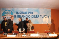 Attesa per l\'arrivo di Alfano