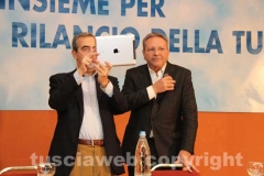 Attesa per l\'arrivo di Alfano