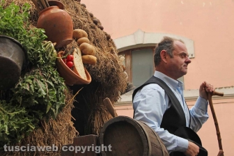 Marta celebra la festa della Madonna del Monte