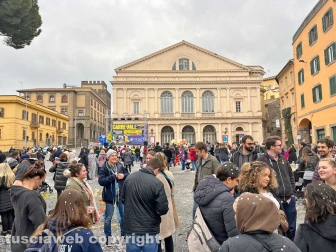 Viterbo - I festeggiamenti del martedì grasso in piazza del teatro
