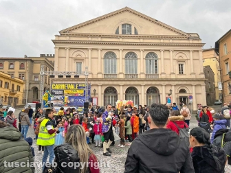 Viterbo - I festeggiamenti del martedì grasso in piazza del teatro
