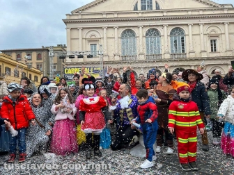 Viterbo - I festeggiamenti del martedì grasso in piazza del teatro