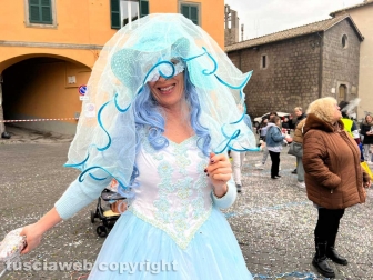 Viterbo - I festeggiamenti del martedì grasso in piazza del teatro