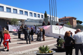 La protesta di fronte al tribunale per le Masse di San Sisto