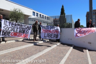 La protesta di fronte al tribunale per le Masse di San Sisto