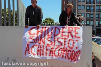 La protesta di fronte al tribunale per le Masse di San Sisto
