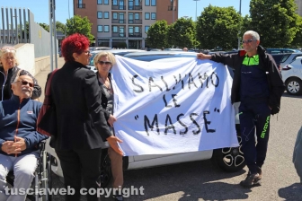 La protesta di fronte al tribunale per le Masse di San Sisto