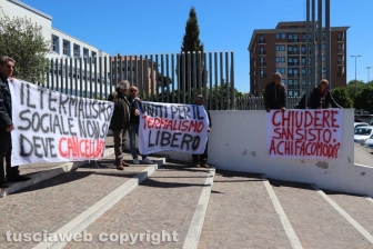 La protesta di fronte al tribunale per le Masse di San Sisto