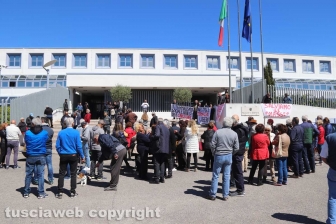 La protesta di fronte al tribunale per le Masse di San Sisto