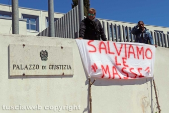 La protesta di fronte al tribunale per le Masse di San Sisto