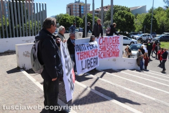 La protesta di fronte al tribunale per le Masse di San Sisto