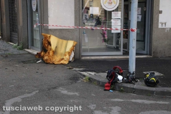 Viterbo - Piazza della Rocca - Materasso a fuoco sulla porta di casa