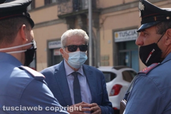 Viterbo - Piazza della Rocca - Materasso a fuoco sulla porta di casa - Il sindaco Giovanni Arena e i carabinieri