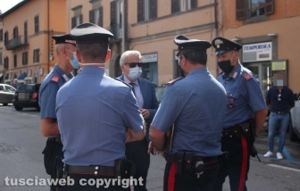 Viterbo - Piazza della Rocca - Materasso a fuoco sulla porta di casa - Il sindaco Giovanni Arena e i carabinieri