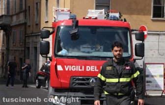 Viterbo - Piazza della Rocca - Materasso a fuoco sulla porta di casa - Vigili del fuoco