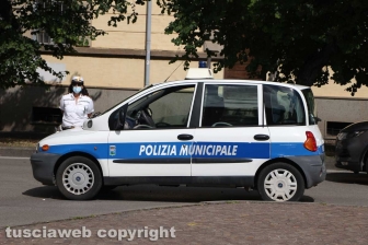 Viterbo - Piazza della Rocca - Materasso a fuoco sulla porta di casa - Polizia locale