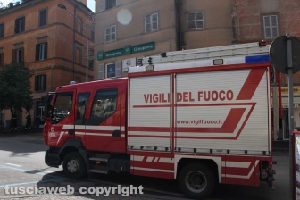 Viterbo - Piazza della Rocca - Materasso a fuoco sulla porta di casa