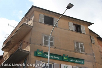 Viterbo - Piazza della Rocca - Materasso a fuoco sulla porta di casa