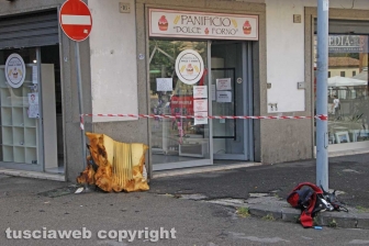 Viterbo - Piazza della Rocca - Materasso a fuoco sulla porta di casa
