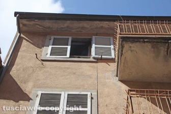 Viterbo - Piazza della Rocca - Materasso a fuoco sulla porta di casa