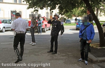 Viterbo - Piazza della Rocca - Materasso a fuoco sulla porta di casa - Mauro Vinciotti