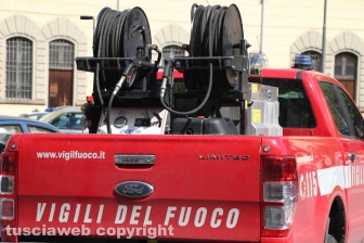 Viterbo - Piazza della Rocca - Materasso a fuoco sulla porta di casa - Vigili del fuoco
