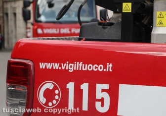 Viterbo - Piazza della Rocca - Materasso a fuoco sulla porta di casa - Vigili del fuoco