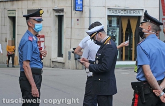 Viterbo - Piazza della Rocca - Materasso a fuoco sulla porta di casa - Polizia locale, carabinieri, vigili del fuoco