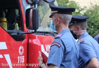 Viterbo - Piazza della Rocca - Materasso a fuoco sulla porta di casa - Carabinieri e vigili del fuoco