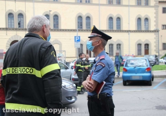 Viterbo - Piazza della Rocca - Materasso a fuoco sulla porta di casa