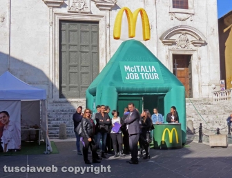 McDonald's a Orte, colloqui in piazza