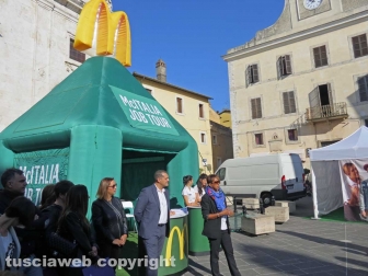 McDonald's a Orte, colloqui in piazza