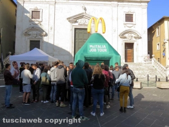 McDonald's a Orte, colloqui in piazza