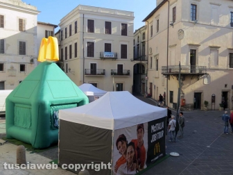 McDonald's a Orte, colloqui in piazza