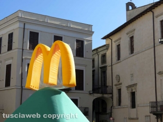 McDonald's a Orte, colloqui in piazza