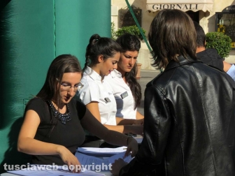 McDonald's a Orte, colloqui in piazza