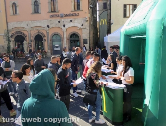 McDonald's a Orte, colloqui in piazza