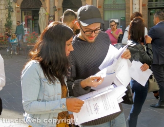 McDonald's a Orte, colloqui in piazza