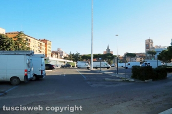 Mercato, ambulanti asserragliati al Sacrario