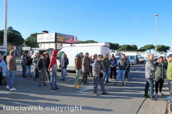 Mercato, ambulanti asserragliati al Sacrario