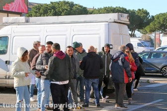 Mercato, ambulanti asserragliati al Sacrario