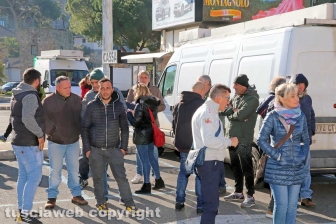 Mercato, ambulanti asserragliati al Sacrario