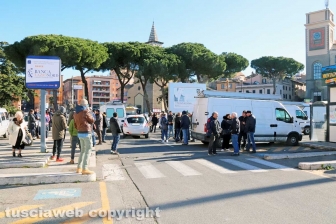 Mercato, ambulanti asserragliati al Sacrario