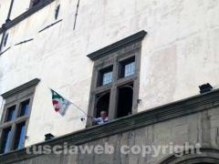 Alvaro Ricci sventola la bandiera del Pd a palazzo dei priori