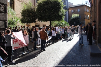 La protesta sotto palazzo Gentili