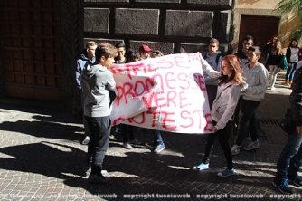 La protesta sotto palazzo Gentili