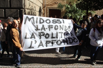 La protesta sotto palazzo Gentili