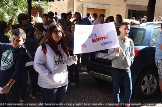 La protesta sotto palazzo Gentili