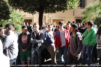 La protesta sotto palazzo Gentili